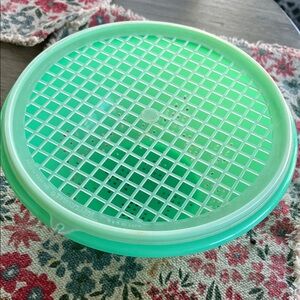 Tupperware Green 9.5” strainer with open Lid. Easily rinse veggies